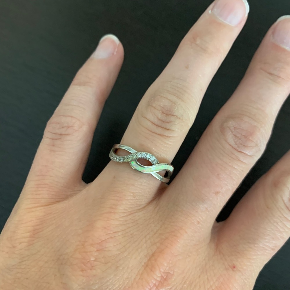 Twisting infinity ring with Opal stone